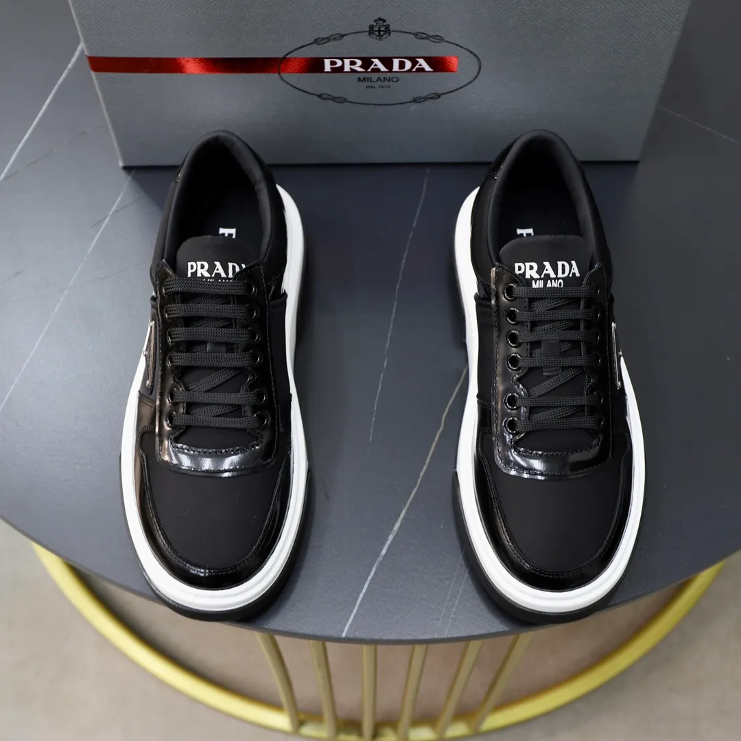 Men's shoes: 380 top original brand: PRADA (Prada) Standard code: Men's code 38/44 (45 can be customized) Grade: Same as the official website Material: Original cowhide, cowhide lining, original combination two-color wear-resistant soft outsole Style category: casual sports version, young fashion, European and American trend, British style Color: actual picture color